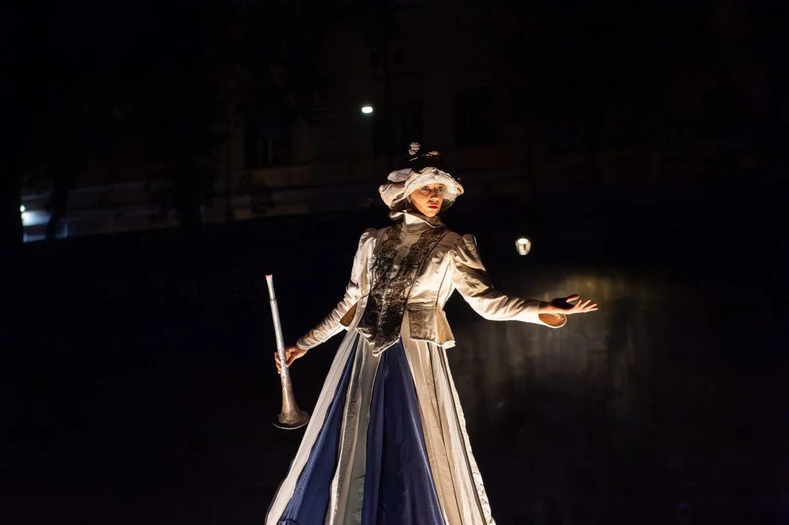 Portrait du joueur de flûte personnage du spectacle sur l'eau Dérives de la compagnie ilotopie