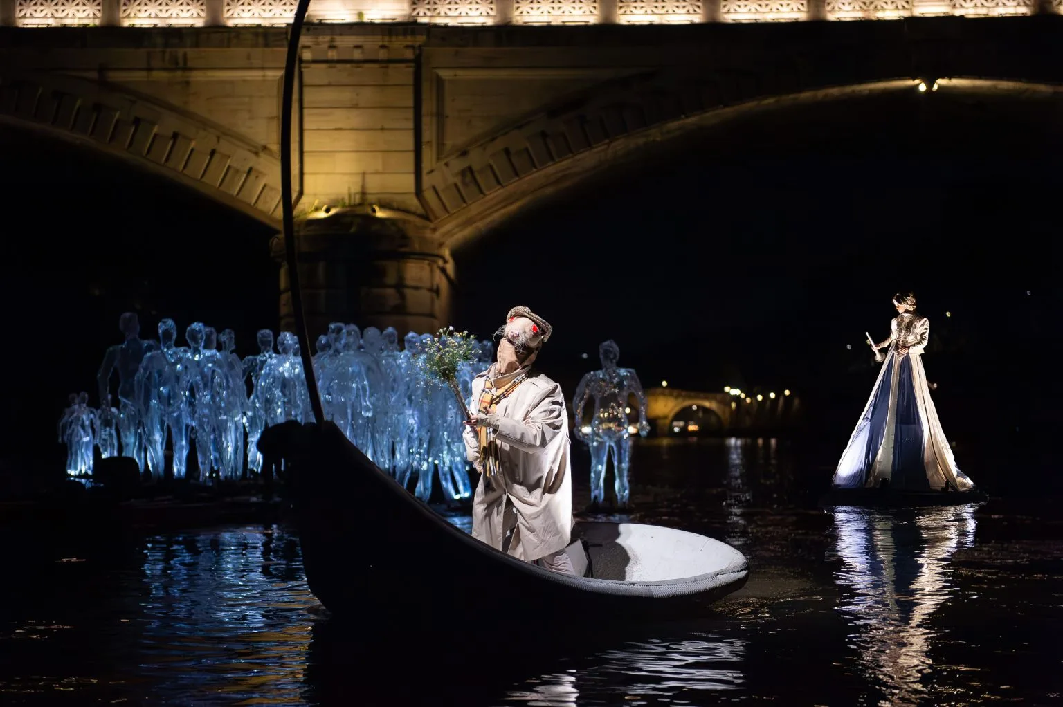 Drift, a water show by ilotopia, here in Rome on the river Tibre. A Rat, The flute player and a lot of humain floating enlighted shards forming a herd.