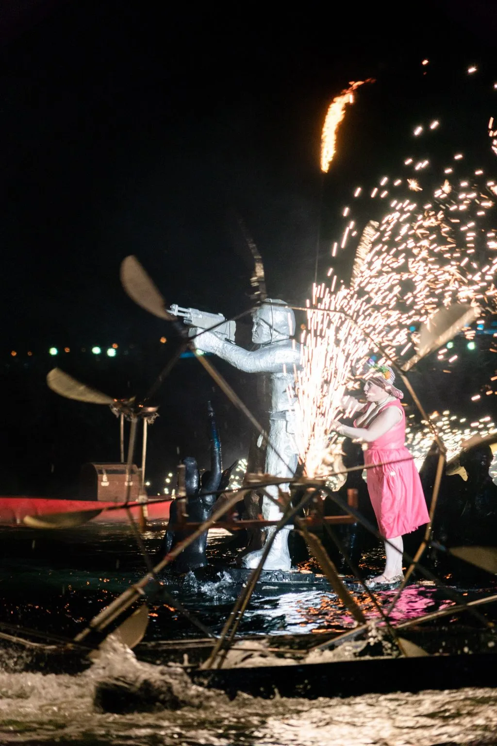 La mère et son enfant soldat, Une image du spectacle de la compagnie ilotopie à Taiwan pour la fêtes des lanternes