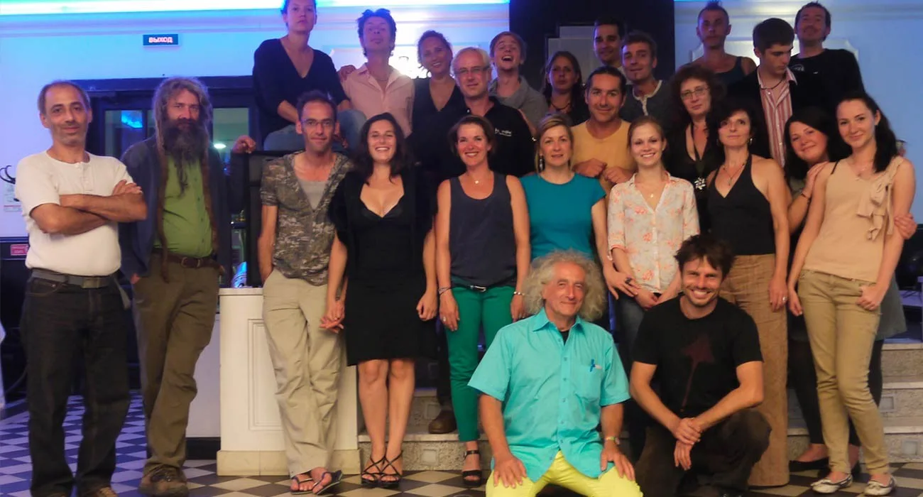 Une photo de groupe de la compagnie ilotopie de nuit
