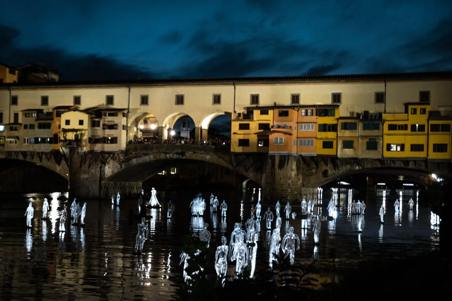 Picture from the water show "Drift" by ilotopie la compagnie here on the river Arno with the ponte vecchio on the back. 水上劇場：透明な人間の形がアルノ川のヴェッキオ橋の前に浮かんでいます。これはフィレンツェでの私たちのドリフトショーの瞬間です。