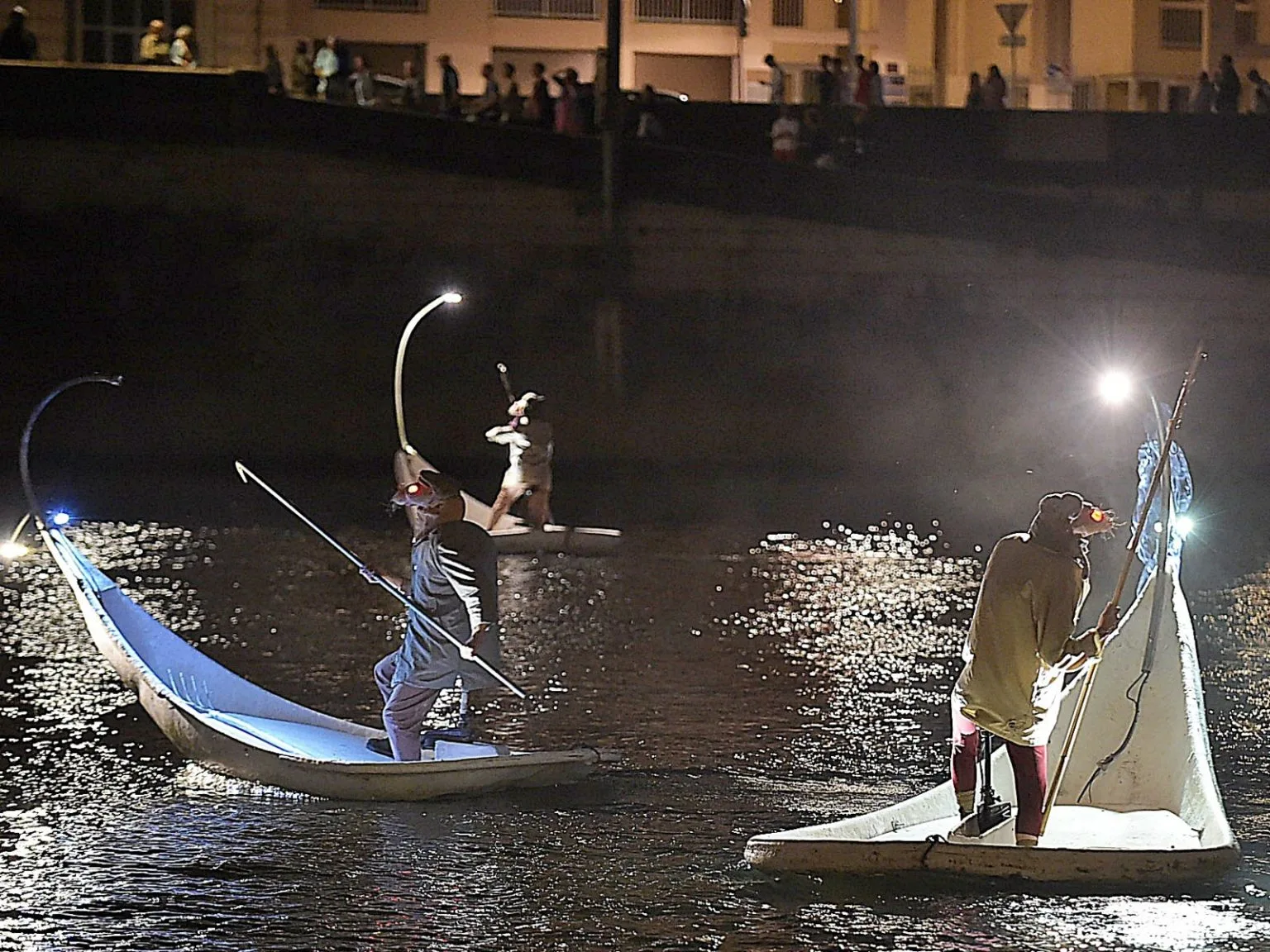 three floating rats on leafs, from Drift, a water show by ilotopie la compagnie.