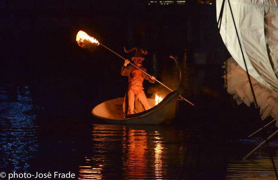 Un diable flottant sur l'eau dans un pétal enflammé