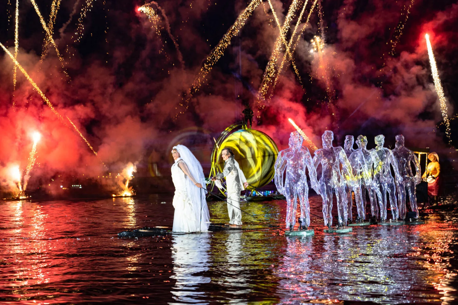 A lot of fireworks, the wedding on the water a lot of colors for this scene of the water show the Extraodinary Journey.