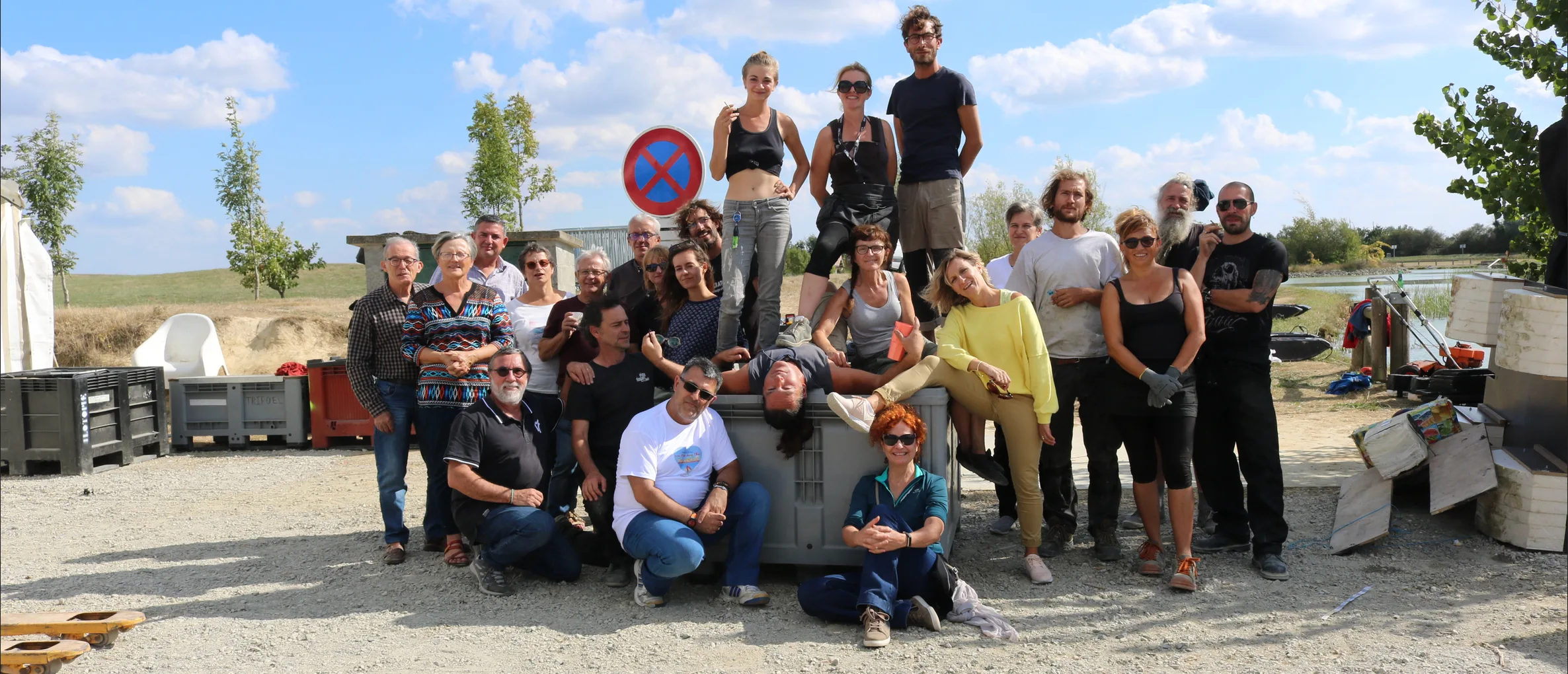 Une photo de groupe de la compagnie ilotopie, de jour