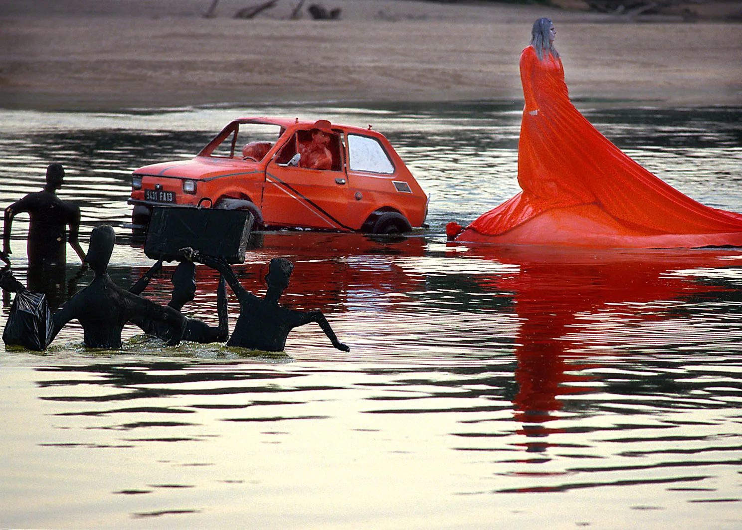A red queen and a red car floating on the river La Loire-a picture from the water show jour de Loire by ilotopie company