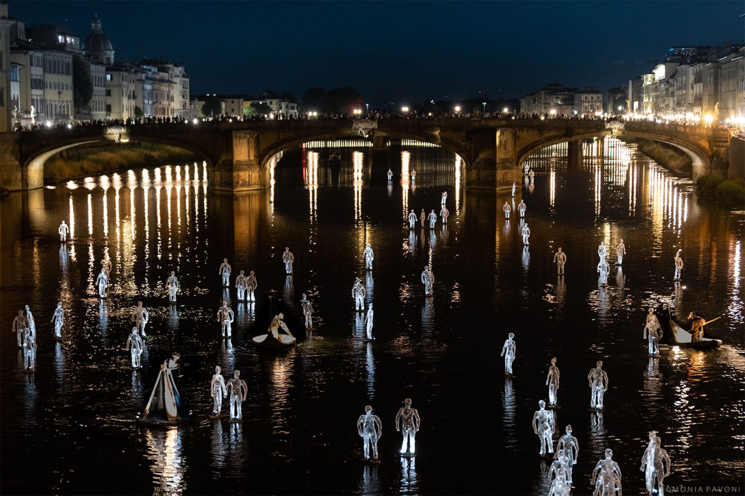 Floating humain shells at night on the river Arno Firenze a water show by ilotopie la compagnie