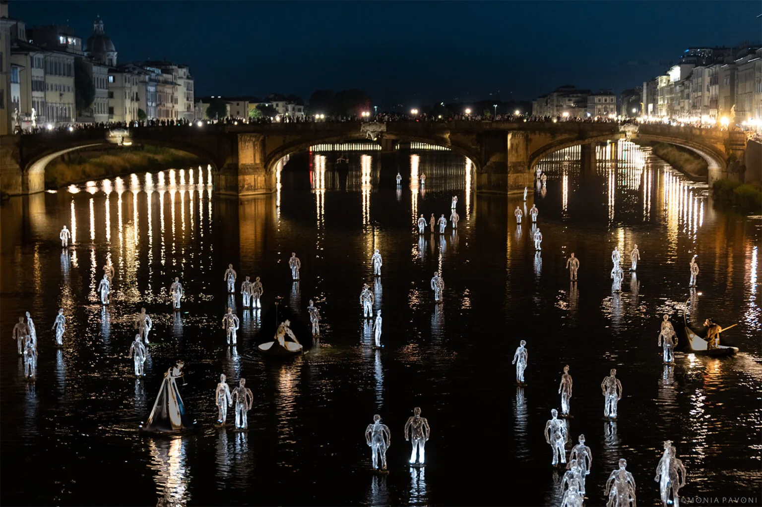 Floating humain shells at night on the river Arno Firenze a water show by ilotopie la compagnie
