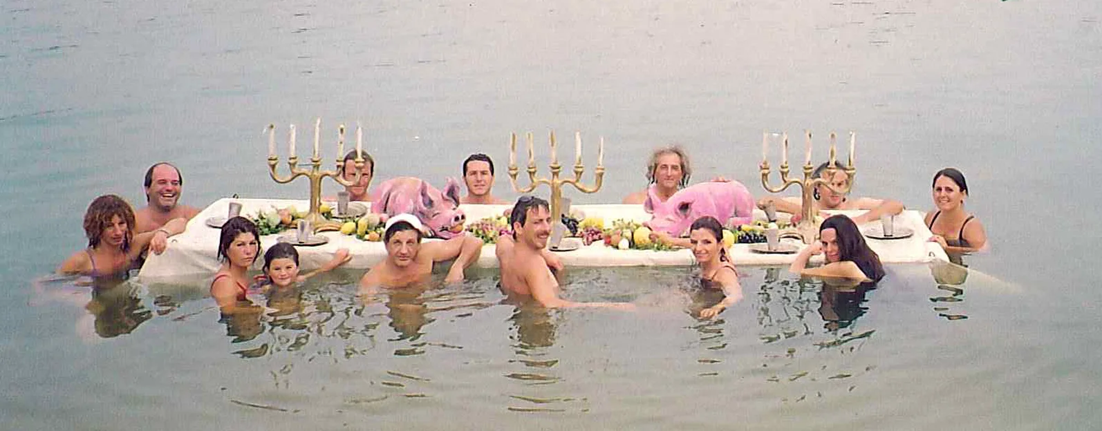 L'équipe ilotopie, la table banquet, les 11 torses nues dans l'eau autour.