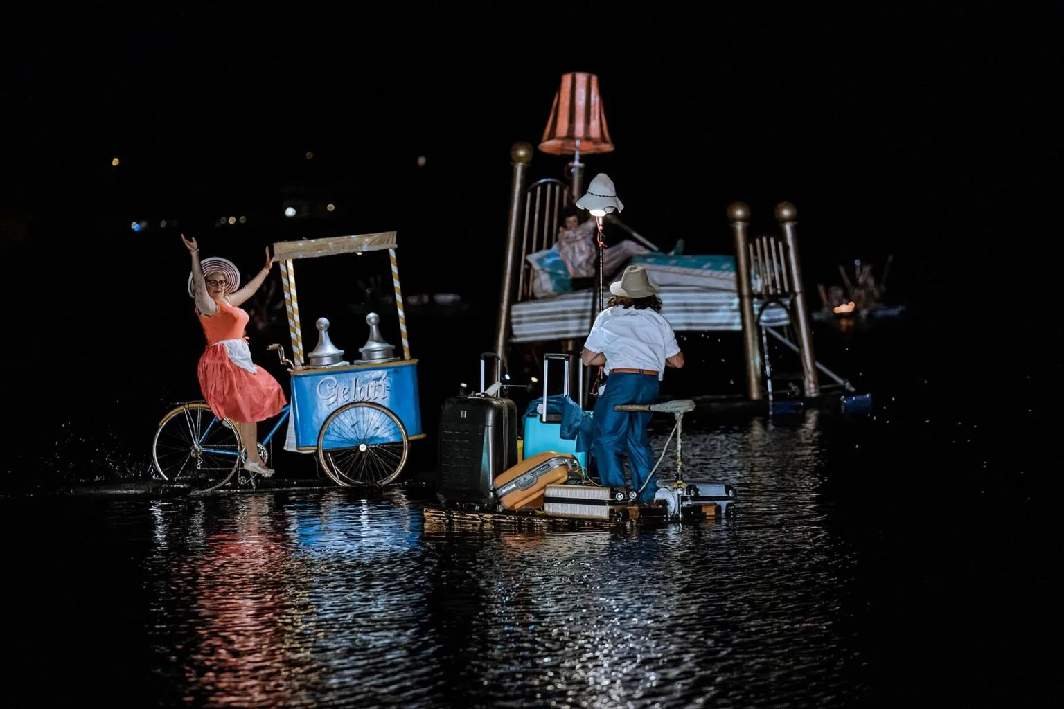 Spectacle pyrotechnique sur l'eau "le Voyage Extraordinaire" par la compagnie ilotopie, ici trois des personnages se rencontre sur l'eau. Une marchande de glace en triporteur, un touriste égaré, Une rêveuse dans un lit géant à rames.
