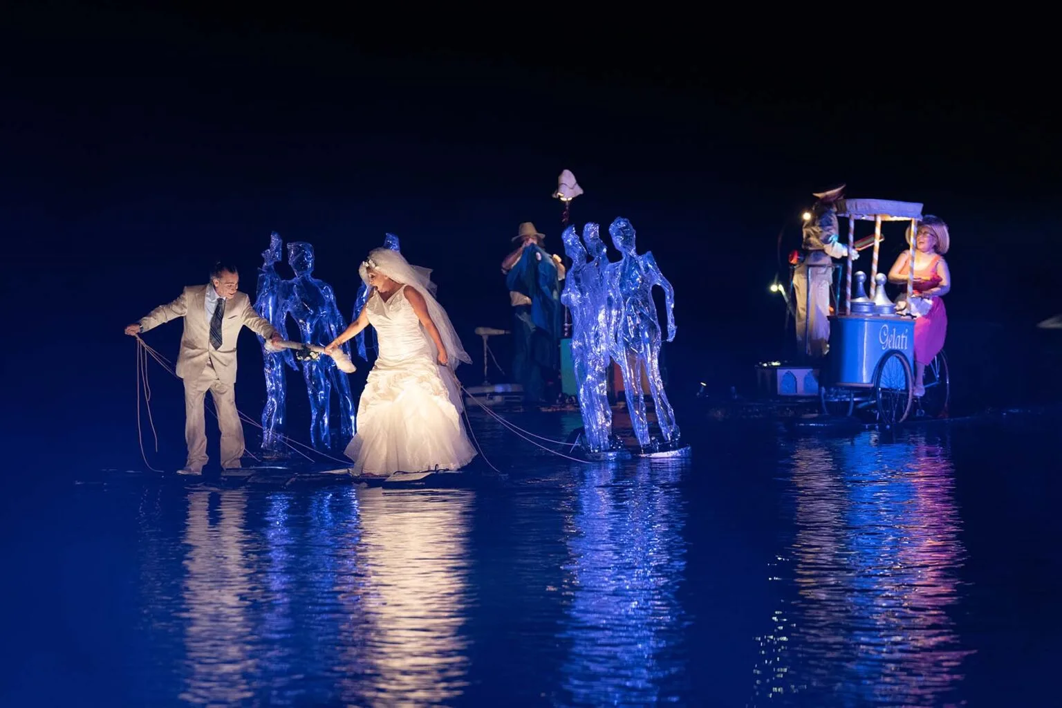 Theater on the water, the weeding, a scene of the water show the Extraordinary Journey by the ilotopie company.