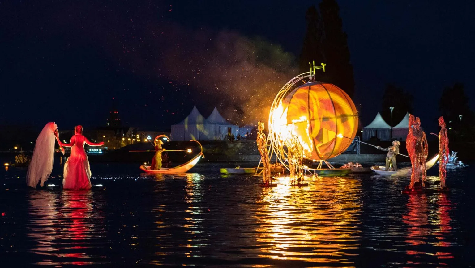 spectacle pyrotechnie sur l'eau "le voyage extraordinaire", ici la mise à feu de la terre.